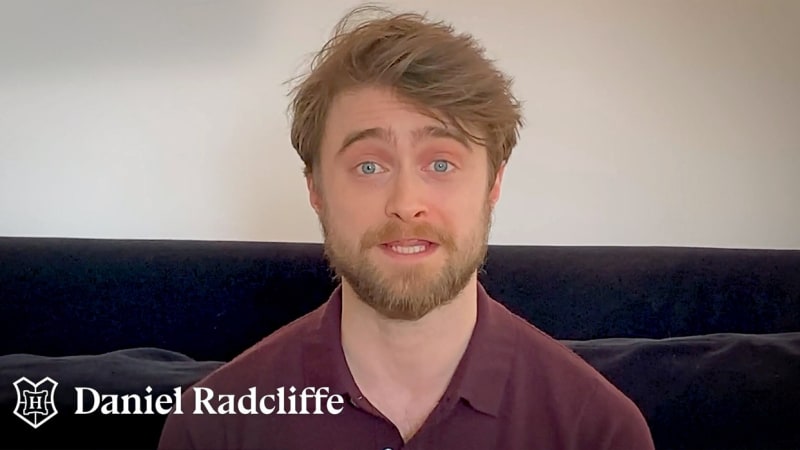VIDEO: Hvězda Harryho Pottera předčítá knihu Kámen mudrců. Stojí za tím tenhle dobročinný účel