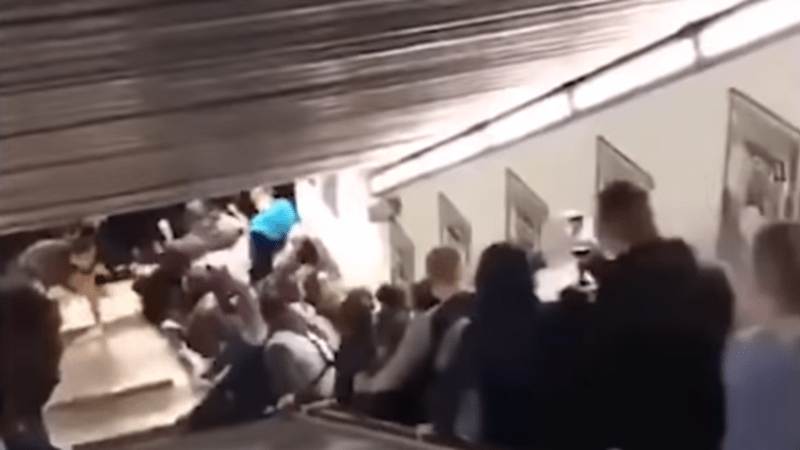 VIDEO: Eskalátor v metru zničehonic zrychlil a zranil přes 20 lidí! Tyhle hrůzostrašné záběry děsí internet