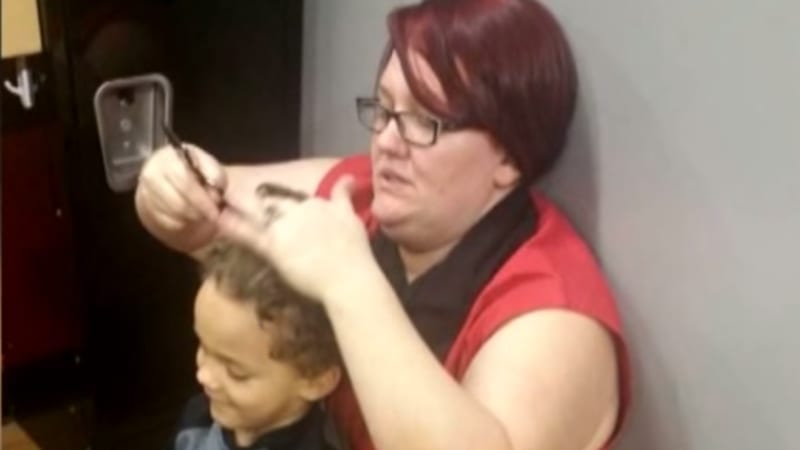 Matka nemohla uklidnit autistického syna během stříhání. Kadeřnice proto udělala tuhle úžasnou věc!
