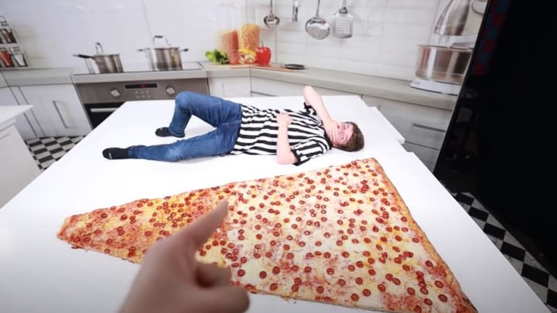 VIDEO: Youtuber se snažil sníst největší kousek pizzy na světě! Podařilo se mu zlomit nový rekord?