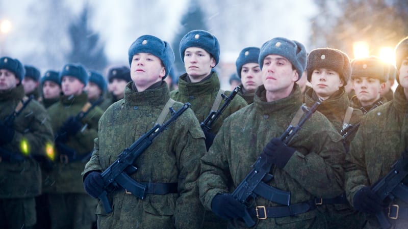 Ruští vojáci na Ukrajině zanechávají nečekané vzkazy na školních tabulích. Co v nich dětem píšou?