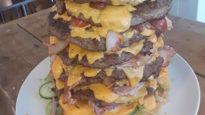 FOTO: Restaurace nabízí zdarma tenhle obří burger! Musíte ho ale sníst celý. Dali byste to?