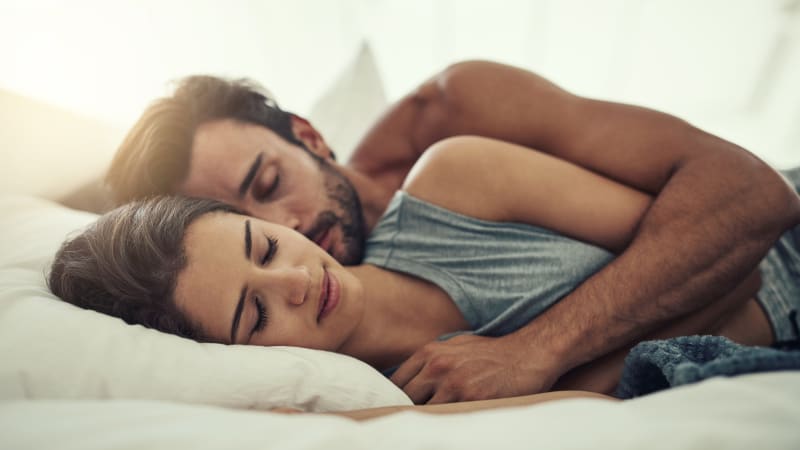 V jaké poloze spíte se svým partnerem? Podle spací pozice poznáte, jak je na tom váš vztah