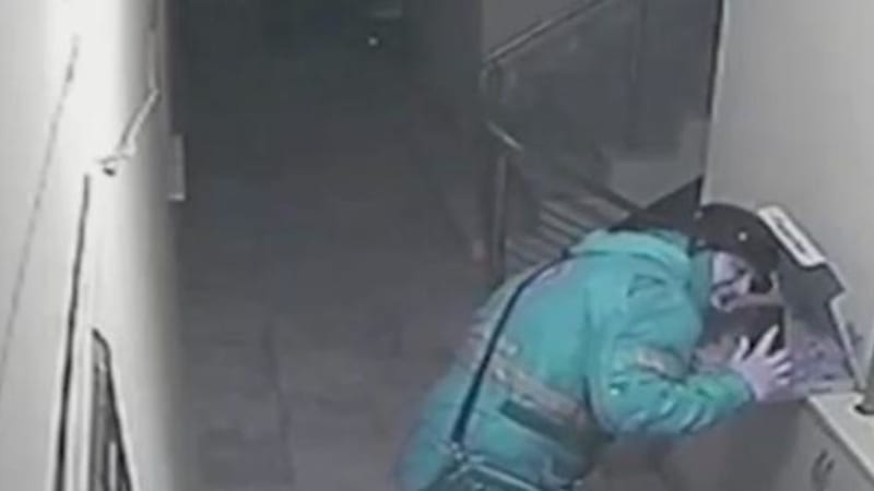 VIDEO: Poslíčkovi s pizzou hrozí vězení za to, že do ní plivnul! Tyhle odporné záběry znechutily celý internet