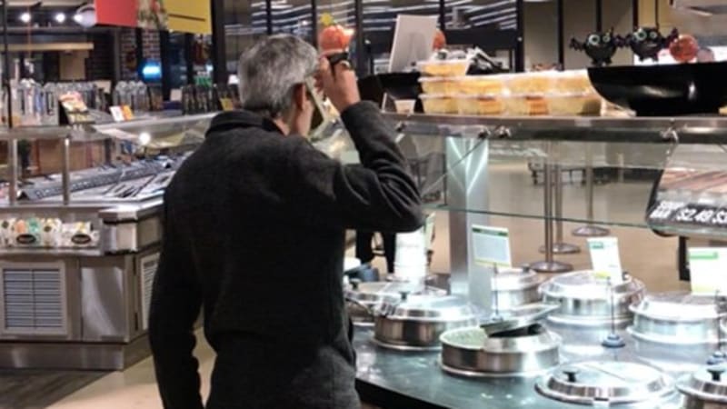 VIDEO: Muž jedl v bufetu polévku přímo z naběračky, kterou pak vrátil do hrnce. Z tohoto nechutného videa vám bude zle