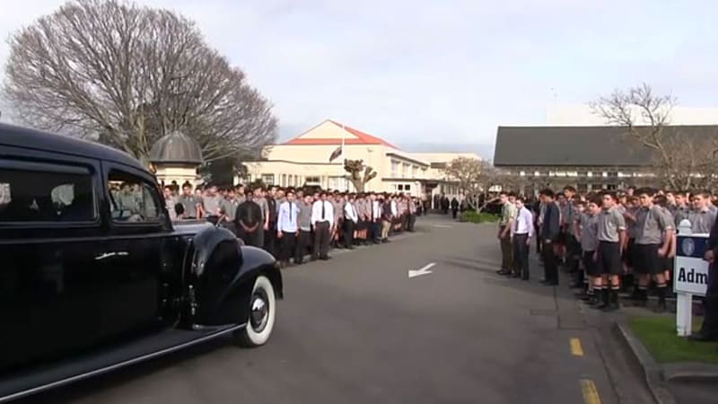 Dojemné video: Podívejte se, co udělalo 1700 studentů na pohřbu svého oblíbeného učitele