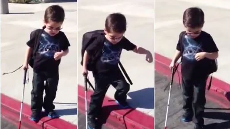 DOJEMNÉ VIDEO: Slepý čtyřletý chlapeček poprvé sám přechází silnici. Dokáže to?