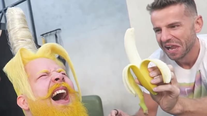 VIDEO: ViralBrothers nechali ostříhat svého fanouška na banán. Jak šílený účes dopadl?