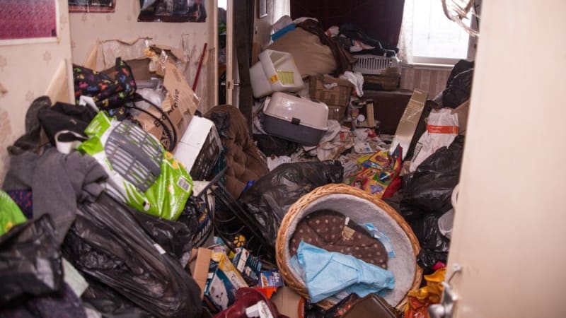 Nechutné! Policisté našli tělo mrtvé ženy, které její dcera 30 let skrývala ve svém bytě mezi odpadky. Proč to udělala?