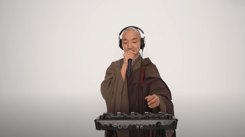VIDEO: Budhistický mnich vytváří meditační hudbu pomocí beatboxu! Zvládli byste tohle poslouchat?