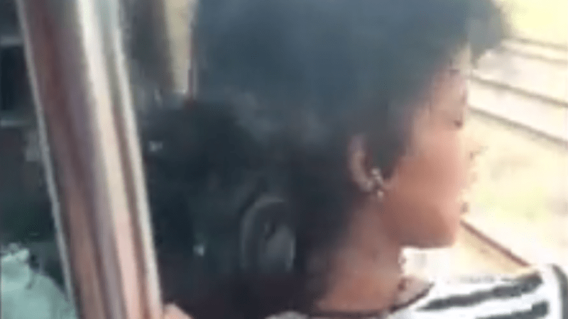 VIDEO: Puberťačka vypadla z vagonu přímo před vlak jedoucí v protisměru. Tyhle děsivé záběry šokují internet