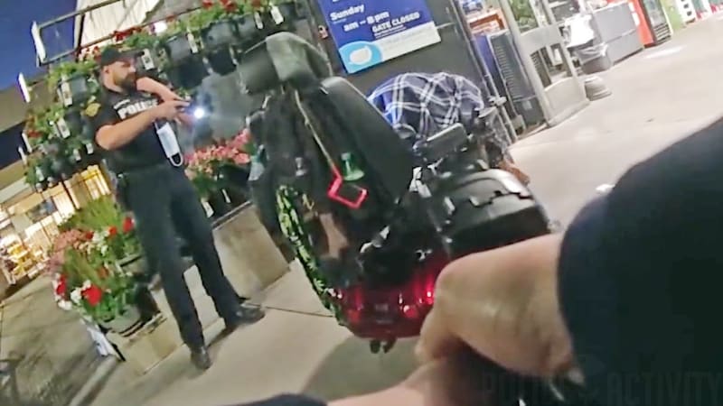 VIDEO 18+: Policista chladnokrevně zastřelil muže na vozíčku. Přišel o práci a teď mu hrozí vězení