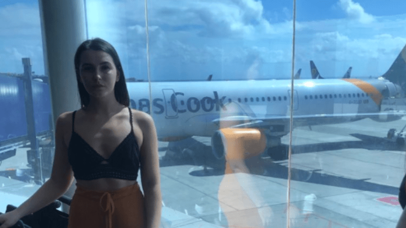 VIDEO: Mladou dívku téměř vyhodili z letadla, protože prý byla málo oblečená. Vážně se ale oblékla nevhodně?