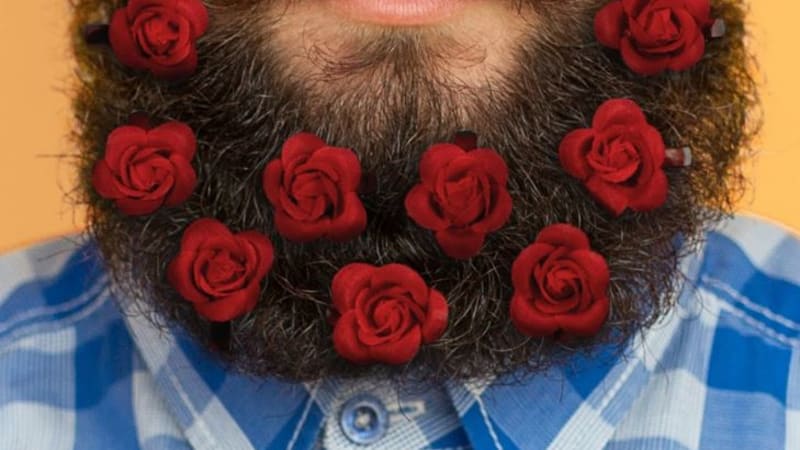 FOTO: Nový šílený trend! Chlapi si nechávají kvůli Valentýnu narůst šílený plnovous s růžičkami! Vážně se vám to líbí?