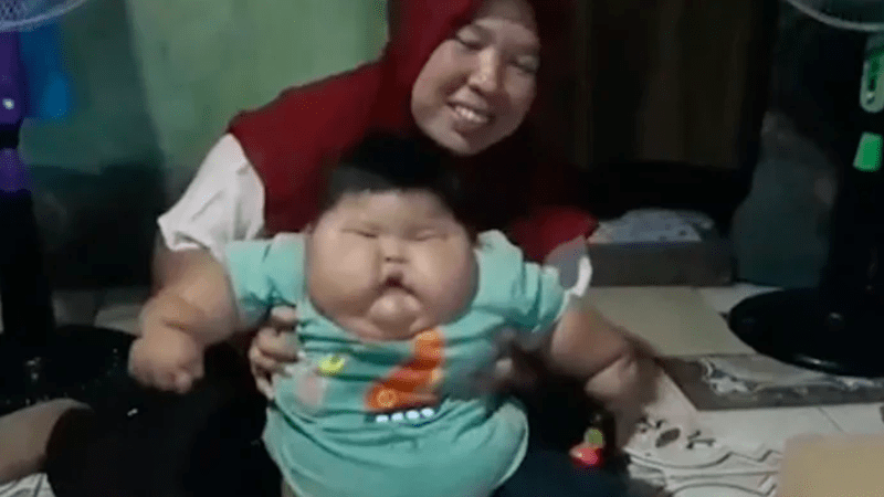 Váha 16měsíčního chlapečka odpovídá osmiletému dítěti. Nosí tatínkovy trička