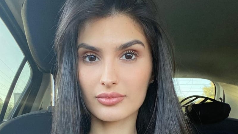 VIDEO: Sexy modelce ukradli tvář, aby ji použili na nafukovací pannu. Vidíte tu podobnost?