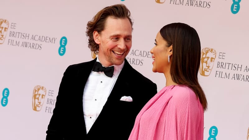 GALERIE: Padouch Loki našel ženu svých snů! Slavný herec se zasnoubil s touhle kráskou