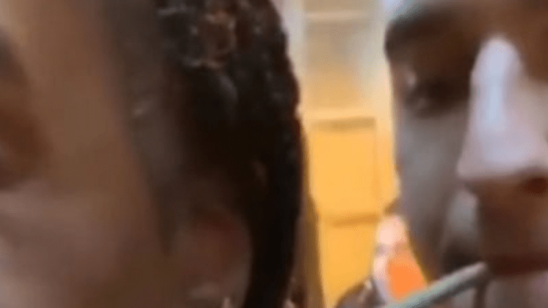 VIDEO: Dívce začaly hořet vlasy poté, co škrtla zapalovačem na náušnicích. Tyhle ohnivé záběry šokovaly internet