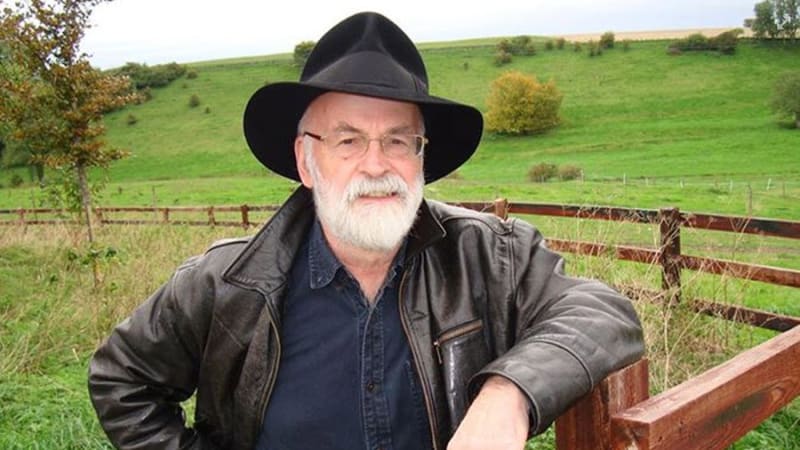 Zemřel autor Úžasné Zeměplochy a milovník klobouků Terry Pratchett