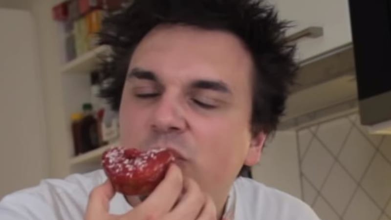 VIDEO: Známý youtuber ukazuje, jak si udělat typický donut ze Simpsonových. Teď si můžete pochutnat jako Homer