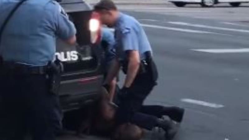 Policisté klečeli černochovi na krku tak dlouho, dokud se neudusil. Tyhle záběry znechutily internet