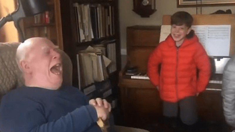 VIDEO: Malí kluci naučili dědečka hlasitě prdět. Tahle blbina baví celý internet