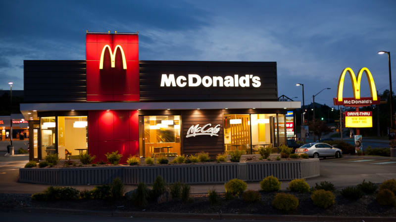 V téhle zemi je zákonem povolená svatba v McDonaldu! Uhádnete, kde to je?