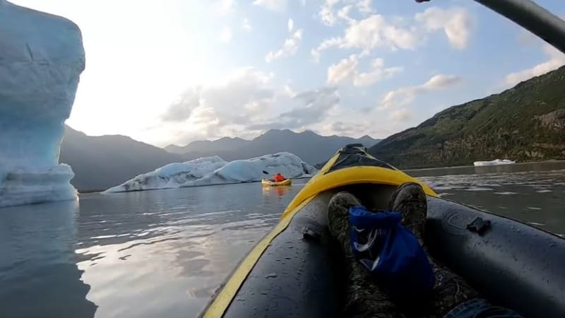 VIDEO: Kajakáři se pokoušeli najít podezřelý zdroj zvuků na jezeře. Málem při tom zemřeli! Co se stalo?