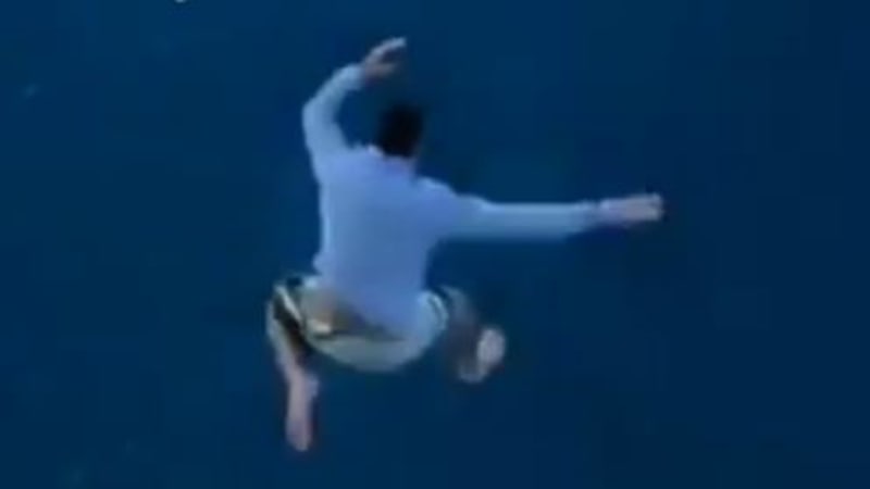 VIDEO: Týpek se natočil, jak skáče z 11. patra lodě. Jak za svůj stupidní nápad zaplatil?