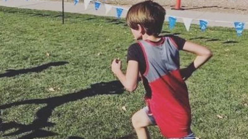 LOL! 9letý kluk si spletl zatáčku a místo závodu na 5 kilometrů vyhrál závod na 10! Jak se mu to povedlo?