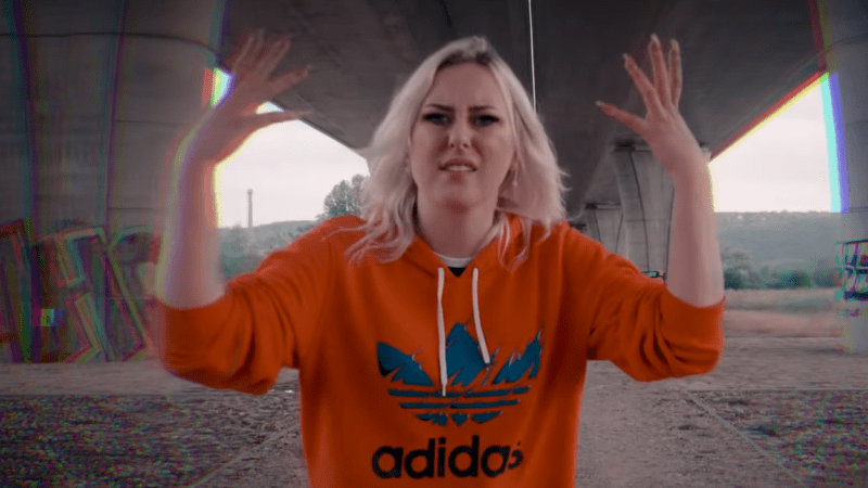 VIDEO: Bývalka DenisTV drsně reaguje na jeho sprostý song! Slavný youtuber ji prý mlátil a bere drogy!