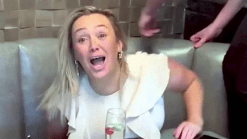 VIDEO: Opilá žena uvízla hlavou v sedačce! Musel jí vyprošťovat personál