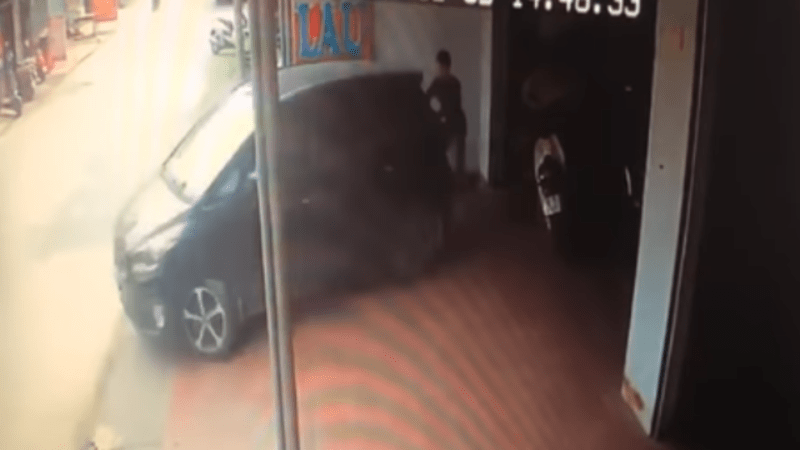 VIDEO: Šílená řidička přejela týpka, který jí pomáhal parkovat. Tyhle bolestivé záběry děsí internet!