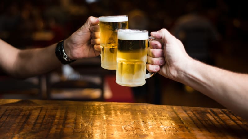 ODHALENO: Pití alkoholu pomáhá domluvit se v cizím jazyce. Jak je to možné?