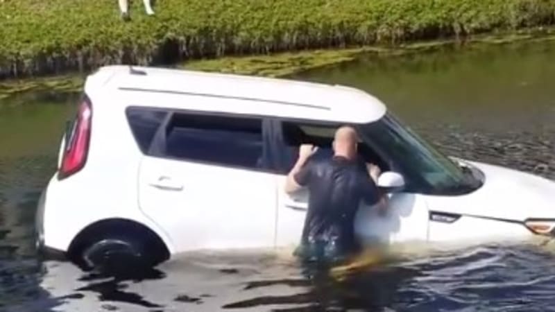 VIDEO: Muž zachránil z potápějícího se auta ženu, která měla záchvaty za volantem! Stal se hrdinou internetu