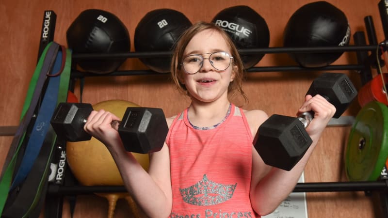 GALERIE: 10letá holčička  posiluje a chce si otevřít vlastní fitko! V kolika letech začala cvičit?