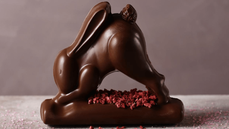 FOTO: Čokoládový zajíc v odvážné poloze šokoval zákazníky. Vážně jim přijde tak moc provokativní?