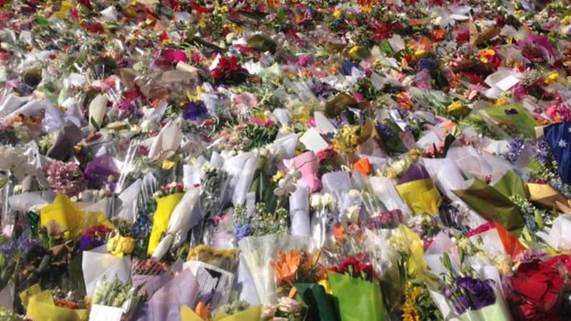 Lidé v Sydney uctívají památku obětí pondělního útoku... dorazily i zástupkyně muslimské komunity!
