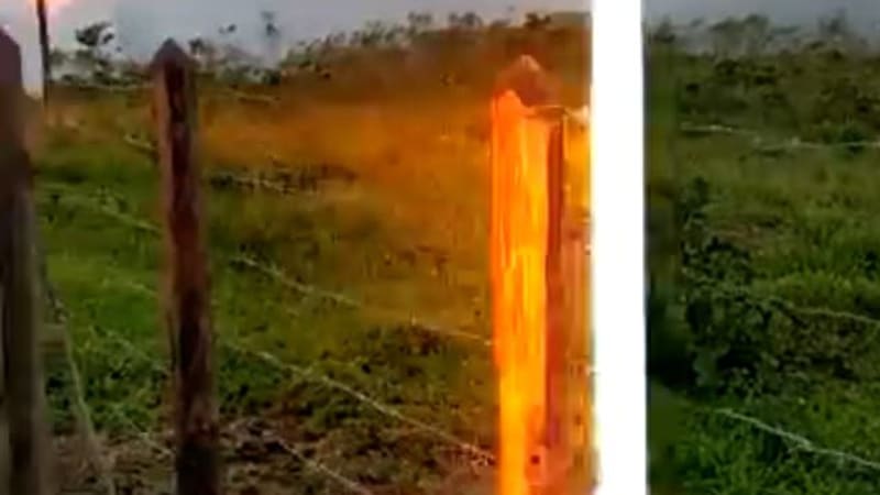 VIDEO: Muž se natočil, jako ho málem trefil blesk poté, co mluvil o boží přírodě