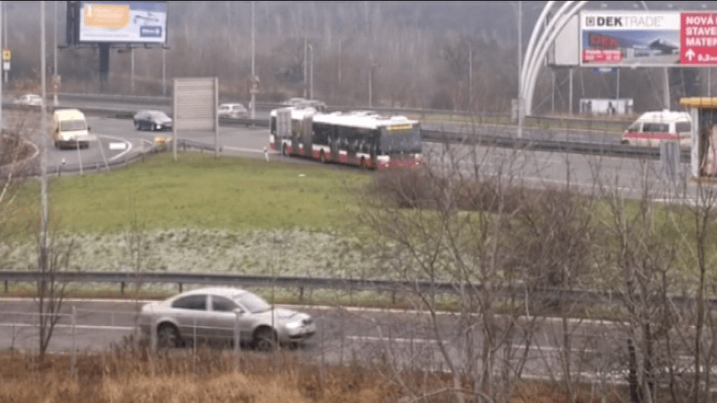 To myslí vážně?! Autobus plný lidí couvá po dálnici. Co na to zaměstnavatel řidiče? (VIDEO)