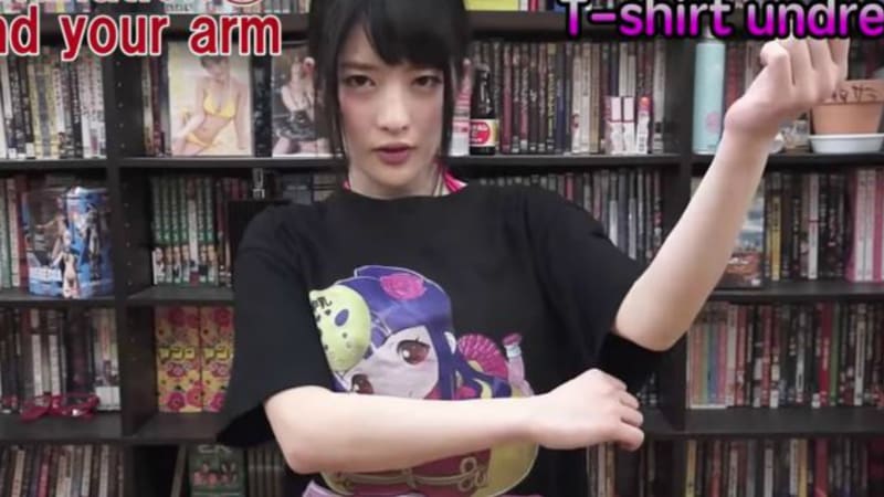 VIDEO: Tahle nadaná kráska vám ukáže, jak si co nejrychleji sundat tričko. Holky, tohle se naučte taky!
