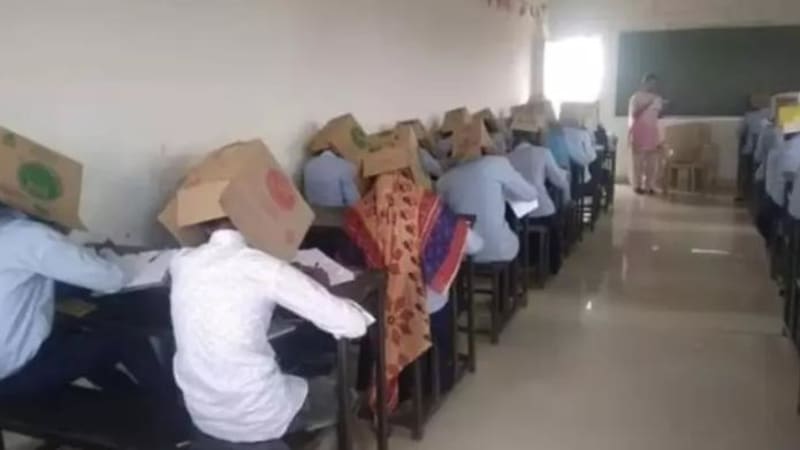 FOTO: Studenti museli nosit během písemky na hlavě krabice, aby nemohli opisovat. Jak na to reagovali rodiče?
