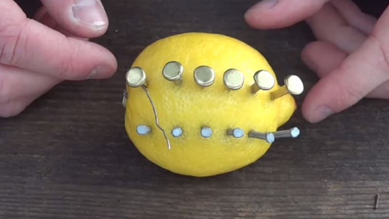 VIDEO: Muž strčil do citronu několik hřebíků. Co udělal potom, vám vyrazí dech
