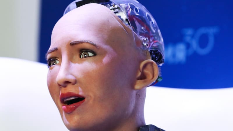 VIDEO: Tvůrci mluvící robotky Sophie spouštějí během pandemie prodej. Co všechno přístroj zvládne?