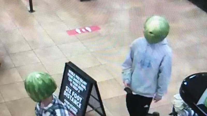 Policisté honili zloděje, kteří šli krást s melouny na hlavách! Jaký trest je za tenhle bizár čeká?
