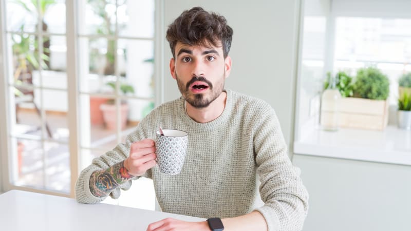 Týpek, který pil 20 hrnků čaje denně, je totálně imunní vůči kofeinu. Jak dlouho se jím naléval?