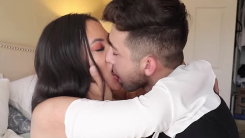 VIDEO: Youtuber natočil, jak se líbá se svou sestrou. Tvrdí, že je to prank. Přijde vám tahle nechutnost v pořádku?