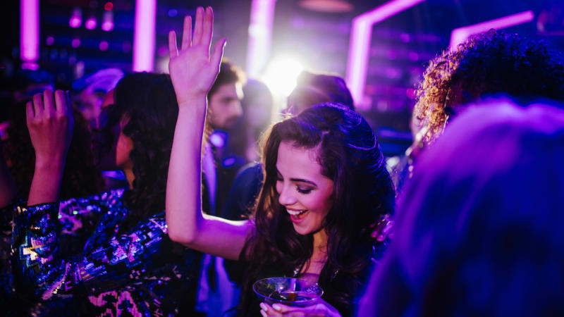 V téhle zemi jsou ženy v nočních klubech OSAHÁVÁNY asi čtyřicetkrát za hodinu! Kde jsou největší prasáci?