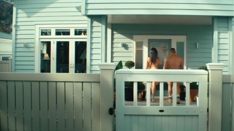 VIDEO: V téhle zemi natočili reklamu s nahými pornoherci! Na co tím chtějí mladé lidi upozornit?