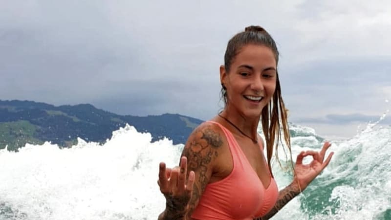 GALERIE: Sexy surfařka musela vyměnit moře za pokoj! Na prkně si to ale dává pořád stejně